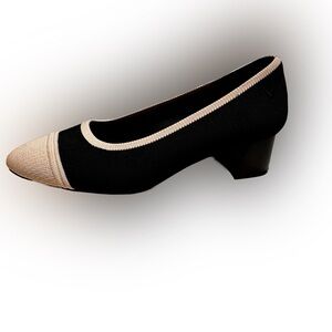 NWT Vivaia Black and Beige Round Toe Chunky Heel - 8.5